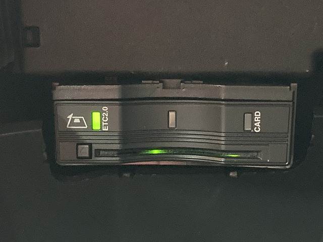 【ETC車載器】を装備しておりますので、ご納車直後からの遠距離ドライブも可能です。土日の利用料金の割引や、朝夕の通行料金を割引料金で高速道路をお楽しみいただけます。