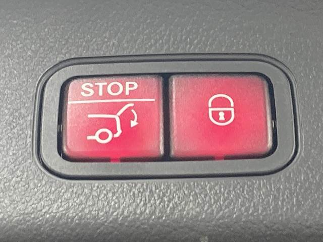 【電動リアゲート】ボタンひとつで大きなゲートも簡単に開閉可能です。高級車ならではの装備は嬉しいですね。