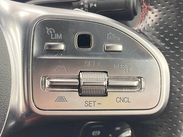 【レーダークルーズコントロール】装備車両です。レーダーやカメラを使って前を走るクルマの状況を検知して速度を調整してくれます。遠距離ドライブの高速道路などでは大活躍で疲労軽減に役立ちます。