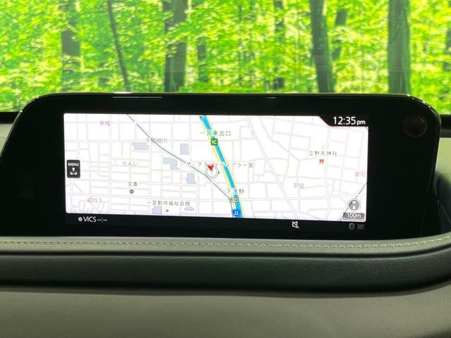 【10.25インチマツダコネクト】車内の雰囲気にマッチした大型ディスプレイ。スマホ接続でのナビ使用やBluetooth再生等、様々な機能が楽しめます。直感的なダイヤル操作が可能で、使い勝手も良好です。