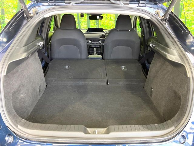 普段のお買い物や通勤、送迎等に十分な荷室スペースを確保しております。セカンドシートを倒すと、大きな荷物の積載も可能です♪