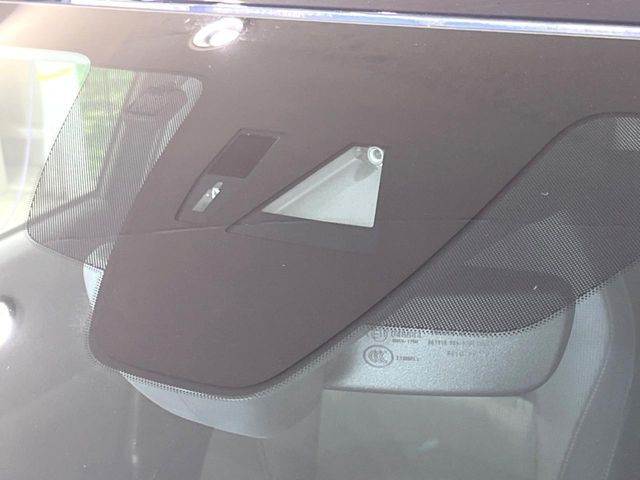【i-ACTIVESENSE】走行中に前方の車両等を認識し、衝突しそうな時は警報とブレーキで衝突回避と被害軽減をアシスト。より安全にドライブをお楽しみいただけます。