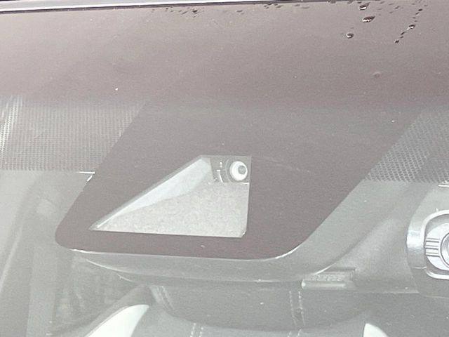 【トヨタセーフティセンス】走行中に前方の車両等を認識し、衝突しそうな時は警報とブレーキで衝突回避と被害軽減をアシスト。より安全にドライブをお楽しみいただけます。