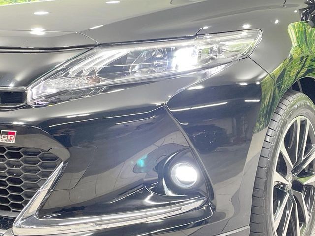 【LEDヘッドライト】悪天候や夜間走行時も良好な視界を確保し安心して運転できる高輝度LEDヘッドライトを装備！点灯速度が早く、消費電力も抑えられています。