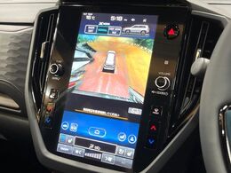 【マルチテレインモニター】車のフロントやサイドのカメラ画像を同時にモニター表示することで、悪路や狭い道を走行時でも周囲の状況確認ができ安心！本格SUVにうれしい装備です♪