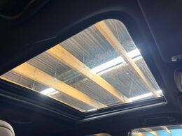 【大型サンルーフ】車内の解放感が一気に上がる大型のパノラマルーフ！季節を問わず開放的で快適なドライブをお楽しみいただけます。流通量も少なく希少価値の高い人気の装備です♪