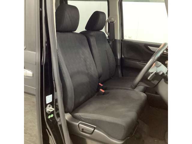 【前席】運転席にはシート高を調整できるハイトアジャスターが装備され、幅広いシートポジションの設定が可能になっております♪