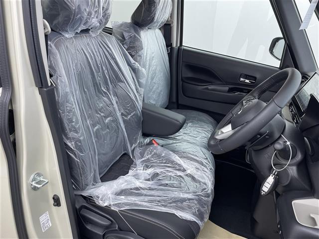 【運転席】座り心地が良いシートなので長時間の運転でも快適にお過ごしいただけます。新品のフロアマットのご注文も可能です。掲載箇所以外にご希望の写真がございましたらお気軽にお問い合わせ下さい。