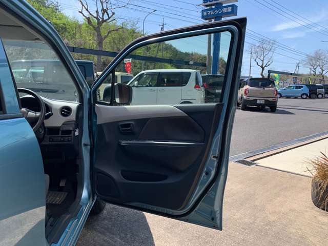 【電動格納ドアミラー＆パワーウインドウ】運転席のスイッチで、ドアミラーや各席の窓ガラスの開閉ができます。