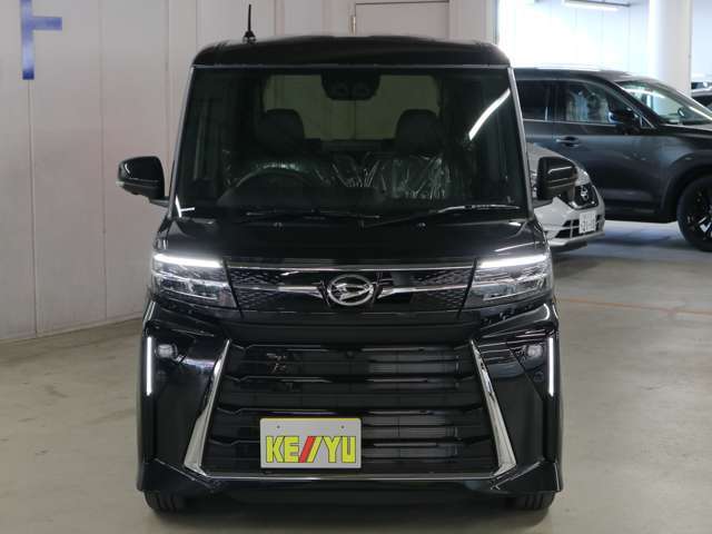 雨が降ってもゆったりと車選びができる全天候型立体展示場！エスカレーター完備！