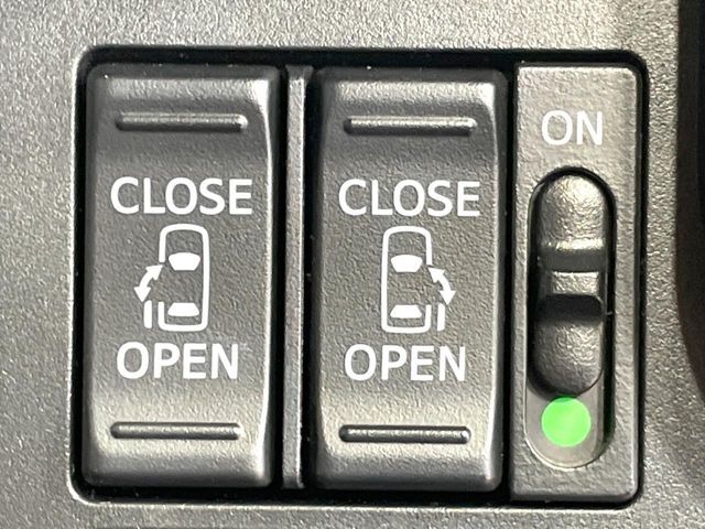 【両側パワースライドドア】スマートキーや運転席のスイッチで後席両側スライドドアの開閉が可能♪電動だから力を入れてドアを開ける必要が無く、小さなお子様でも簡単に開け閉めでき快適です♪