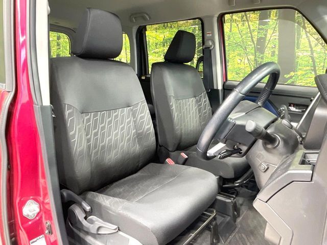 運転席シート廻りは使用感も少なく、良好な状態となっています。丁寧に使われていたことがよくわかりますね。