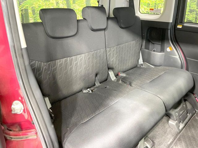 後部座席も気になるようなキズ・汚れやへたり等、大きなダメージはなく、良好な状態です。