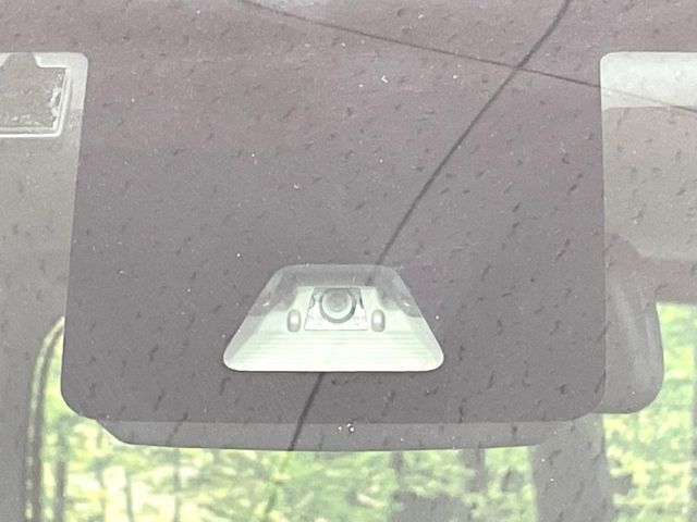 【スマートアシスト】走行中に前方の車両等を認識し、衝突しそうな時は警報とブレーキで衝突回避と被害軽減をアシスト。より安全にドライブをお楽しみいただけます。