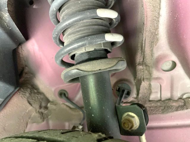 お車を安心してお乗りいただく為には、足回りの定期点検が欠かせません。サービスサポート（有償保証）では無料点検もご提供しており、安心のカーライフをお過ごしいただけるサポート体制が整っています。