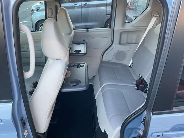 後部座席も広々！テーブル、ロールサンシェードも装備でゆったりくつろいで頂けます♪