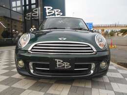 2014年式のMINI3ドアハッチバック、限定車「スピードゲート」が入庫いたしました。専用デザインプレートやハーフレザー含む様々な装備がパッケージになっており、満足度の高い仕様となっております！