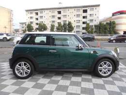 純正16インチAWやホワイトターンシグナル、カーボンブラックラインやピアノブラックパネル、3本スポークステアリング（パドル・リモコン付）やオートライト、前後ドラレコ等の様々なOPが装着されております！