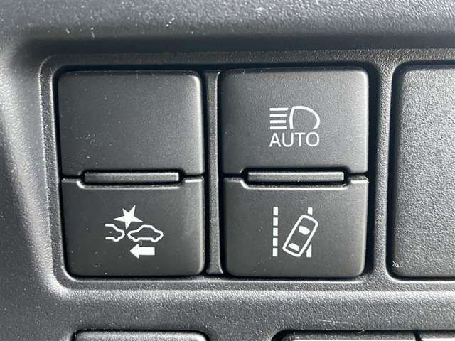 セーフティセンスの1つのオートマチックハイビームが装備されており、ハイビームとロービームを自動で切り替え、夜間の歩行者などの早期発見をサポート☆切り替え忘れを防ぐほか、手動操作の煩わしさも軽減します！