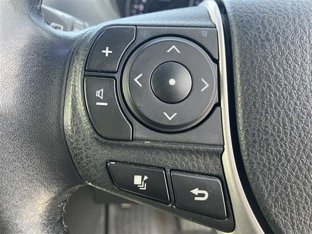 ステアリングスイッチ付き。前方から目を離すことなく操作することが可能です。