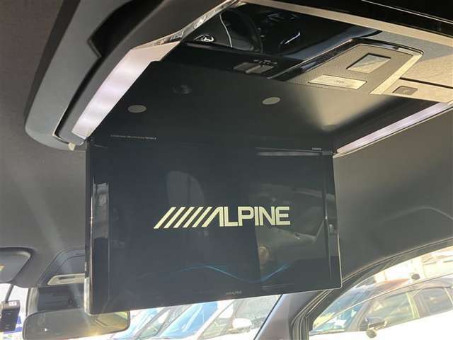 後席モニターも付いてますので後部座席の方もDVD等をご覧いただきながら、ゆっくりとくつろいでいただけるかと思います☆