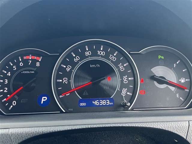 とっても見やすいメーターです。夜間時はラグジュアリーな気分にさせてくれる照明が魅力ですので、夜のドライブも楽しみになりますよ♪