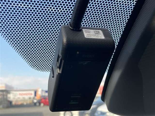 万が一のトラブルのときにも役に立つドライブレコーダーを装備しています。側面衝突や幅寄せ・割り込み対策に！