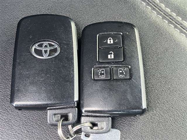 スマートエントリーキーシステムです。鍵を持っていればドアロック、解除、エンジン始動も楽チンです。イチイチ鍵を出す手間も無くなりますよ。悪天候時にも重宝しますね。