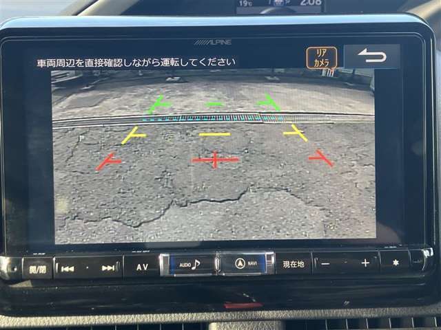 バックカメラ機能付きです！バックする際に後方の様子をカーナビのモニター上に表示してくれます。運転席にいながら、後方が確認できるので、バック駐車が、スムーズに行えます！