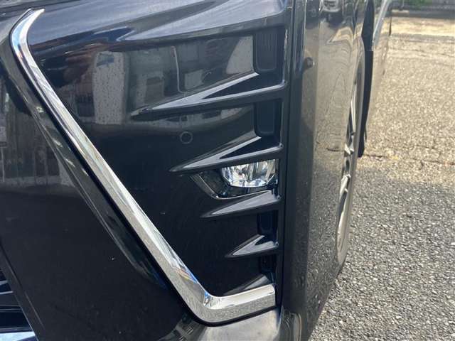 暗闇でも前方をくっきりと照らしてくれるライトです。夜の運転でも安心ですね。