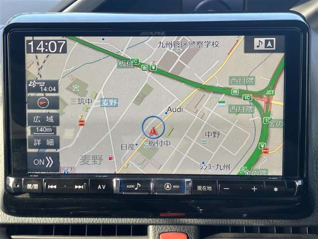 ナビ付きです。目的地を設定すれば、初めての場所でも簡単に行くことが出来ます。（音楽だって聴けちゃいます。）今や欠かせないアイテムですね。カーナビと共に楽しいカーライフを送って下さい（＾0＾）