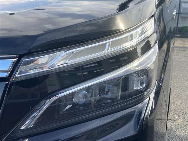 暗闇でも前方をくっきりと照らしてくれるライトです。夜の運転でも安心ですね。