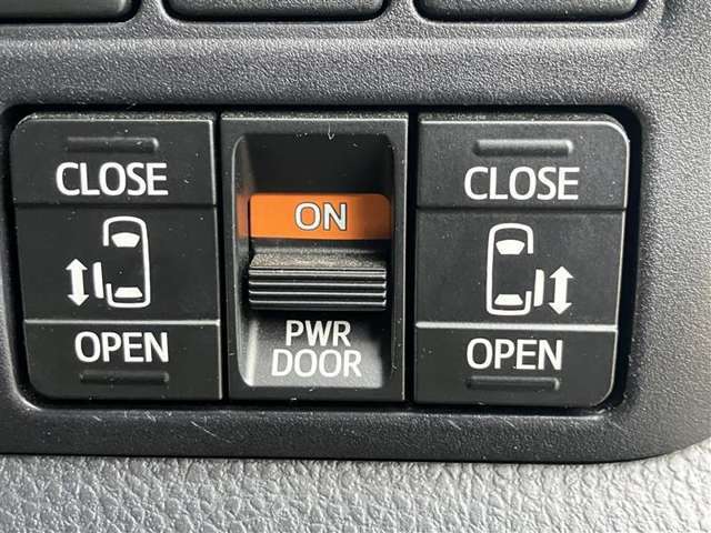 電動スライドドア！！荷物で手が塞がるなど簡単にドアの開閉が出来ます！何より力いらずで開閉OK！女性やお年寄りにも優しい。電動機能はOFFにもできますから元気なお子様の駆け出しも安心！