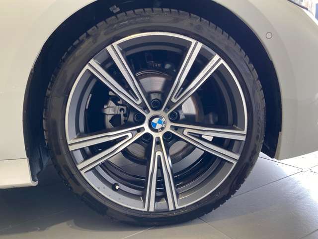 BMWの純正アロイホイールは軽量かつ強度にも優れているホイールで走行性能を引き上げる設計になっております。足元にもBMWは妥協がなくこだわっている個所になります。