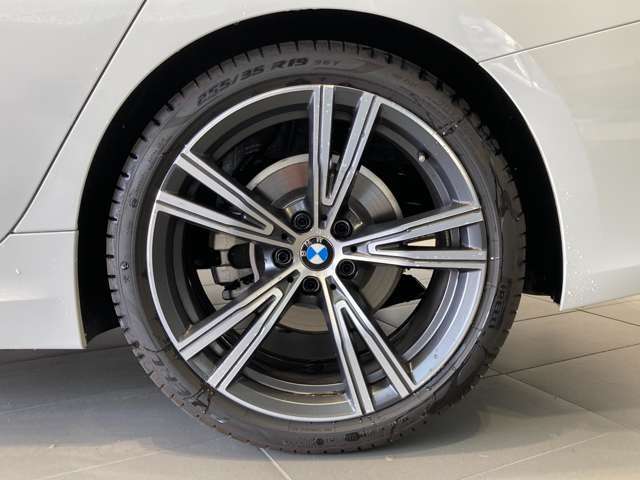 BMWの純正アロイホイールは軽量かつ強度にも優れているホイールで走行性能を引き上げる設計になっております。足元にもBMWは妥協がなくこだわっている個所になります。