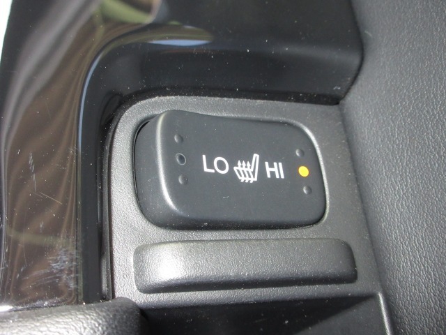 運転席＆助手席シートヒーターが付いてます。寒い冬でもスイッチONで座面をあたたかくして、ドライブをさらに快適にしてくれます。HIとLOの2段階に温度設定が可能です。