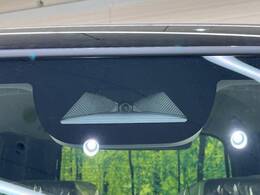 【ホンダセンシング】走行中に前方の車両等を認識し、衝突しそうな時は警報とブレーキで衝突回避と被害軽減をアシスト。より安全にドライブをお楽しみいただけます。