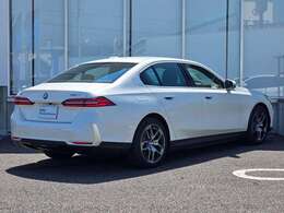 この度は弊社認定中古車をご覧いただき誠にありがとうございます。弊社はBMW 正規ディーラーですので遠方のお客様も安心してご購入下さい。ご不明な点がございましたらお気軽にお申し付けください。