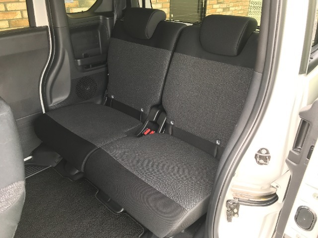 後席も広々！前席との距離や荷室の奥行きを、左右席で別々に調節できるスライドリアシートです。