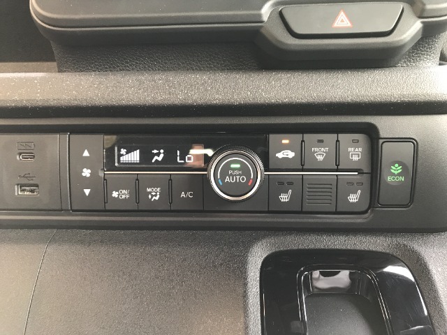 オートエアコン装着車で車内はいつも快適です！