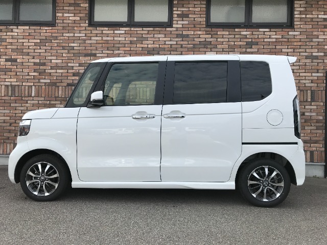 オプションになりますが、ボディーコーティングもご用意しております。新車の輝きに近づき、洗車などのお手入れも楽になりますよ。