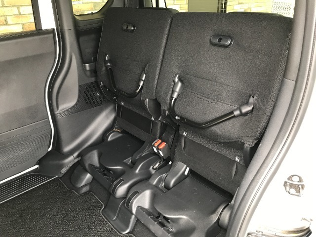 頭上にもゆとりのスペースがあり、お子さまのお着替えがのびのびできるのはもちろん、背の高い荷物もラクに積み込めます。