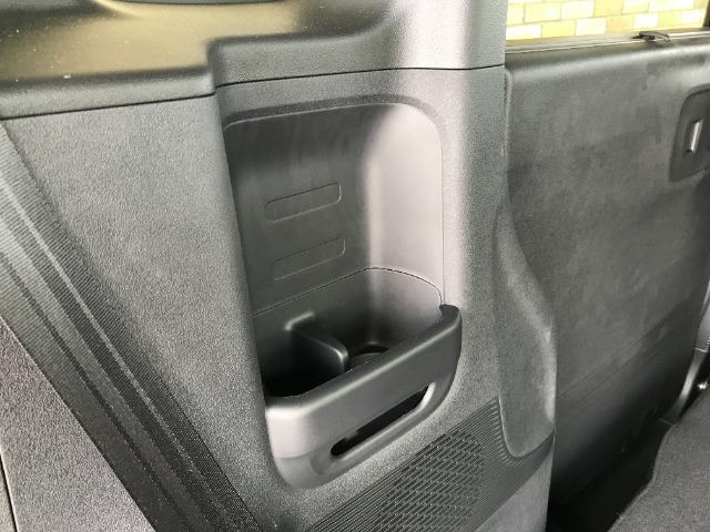 リアサイドにはドリンクホルダー付きのサイドポケットがございます！