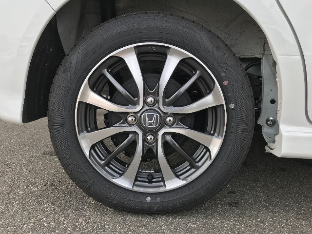 ホンダ純正のアルミホイールが装備されています。