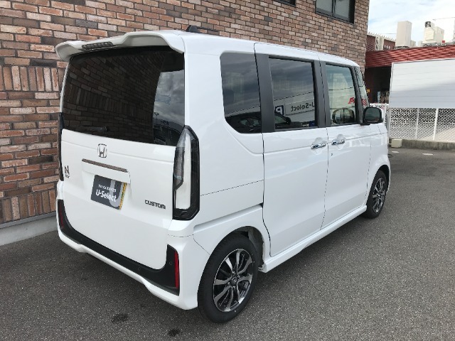 オプションになりますが、ボディーコーティングもご用意しております。新車の輝きに近づき、洗車などのお手入れも楽になりますよ。