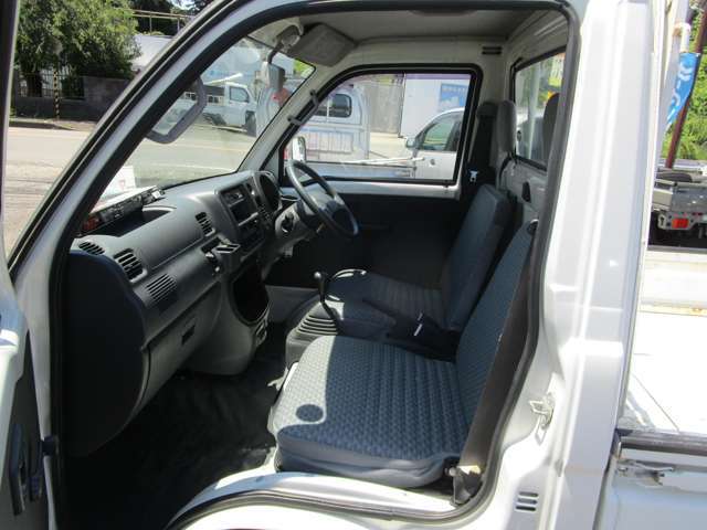 荷室も沢山荷物が入ります　空間の確保を考えるのは全メーカー同様の考えのようです。後部座席のアレンジもあるため、多彩な使い方が出来ます。一度現車にてご確認ください
