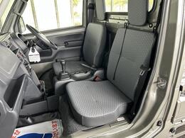助手席の足元も広々！ドライバーだけでなく一緒に乗る方も快適です！