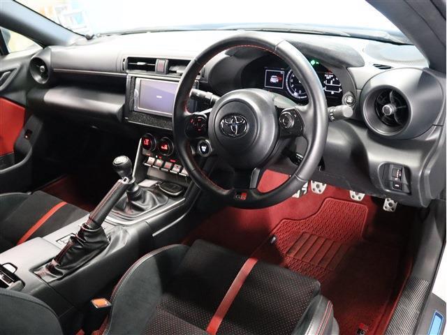 【禁煙車】嫌なニオイもございません！黒い内装に赤の差し色がカッコいい室内ですね♪