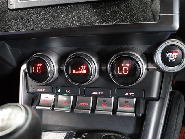 【デュアルオートエアコン】運転席と助手席で別々に温度設定ができますので快適です♪