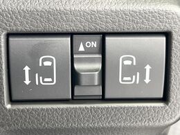 【両側パワースライドドア】スマートキーや運転席のスイッチで後席両側スライドドアの開閉が可能♪電動だから力を入れてドアを開ける必要が無く、小さなお子様でも簡単に開け閉めでき快適です♪